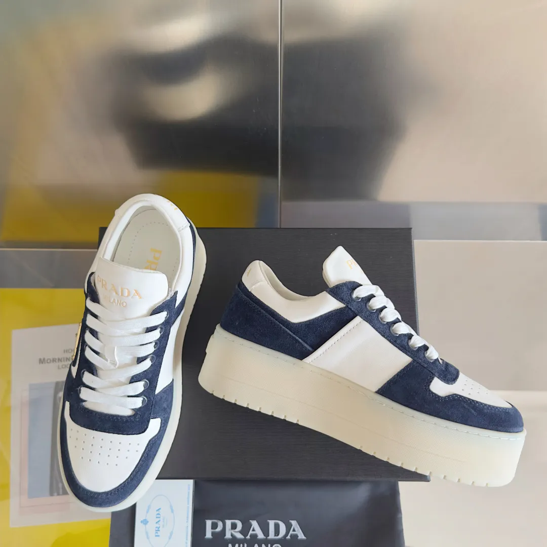 👟👟Ex-factory price 660👟👟 Top version Prada Latest Downtown Bold series Thick sole Platform shoes Triangle logo Casual sneakers White shoes Original purchase and development Production Downtown Bold sneakers are inspired by basketball shoes in the 1980s, with sporty design and exquisite details. Crafted from perforated leather, the statement platform sole provides a unique, modern style. The Prada logo is interpreted from different angles, decorated with the iconic enamel-coated triangular metal logo, highlighting the unique classic style. Exquisite packaging at the delivery counter🛍📦 ▪️Fabric: Original custom imported first-layer cowhide ▪️Inner lining: Original imported soft sheepskin ▪️Outsole: Original molded ultra-light foam material ▪️Sole thickness: 4.5CM ▪️Size: Women's 35-40